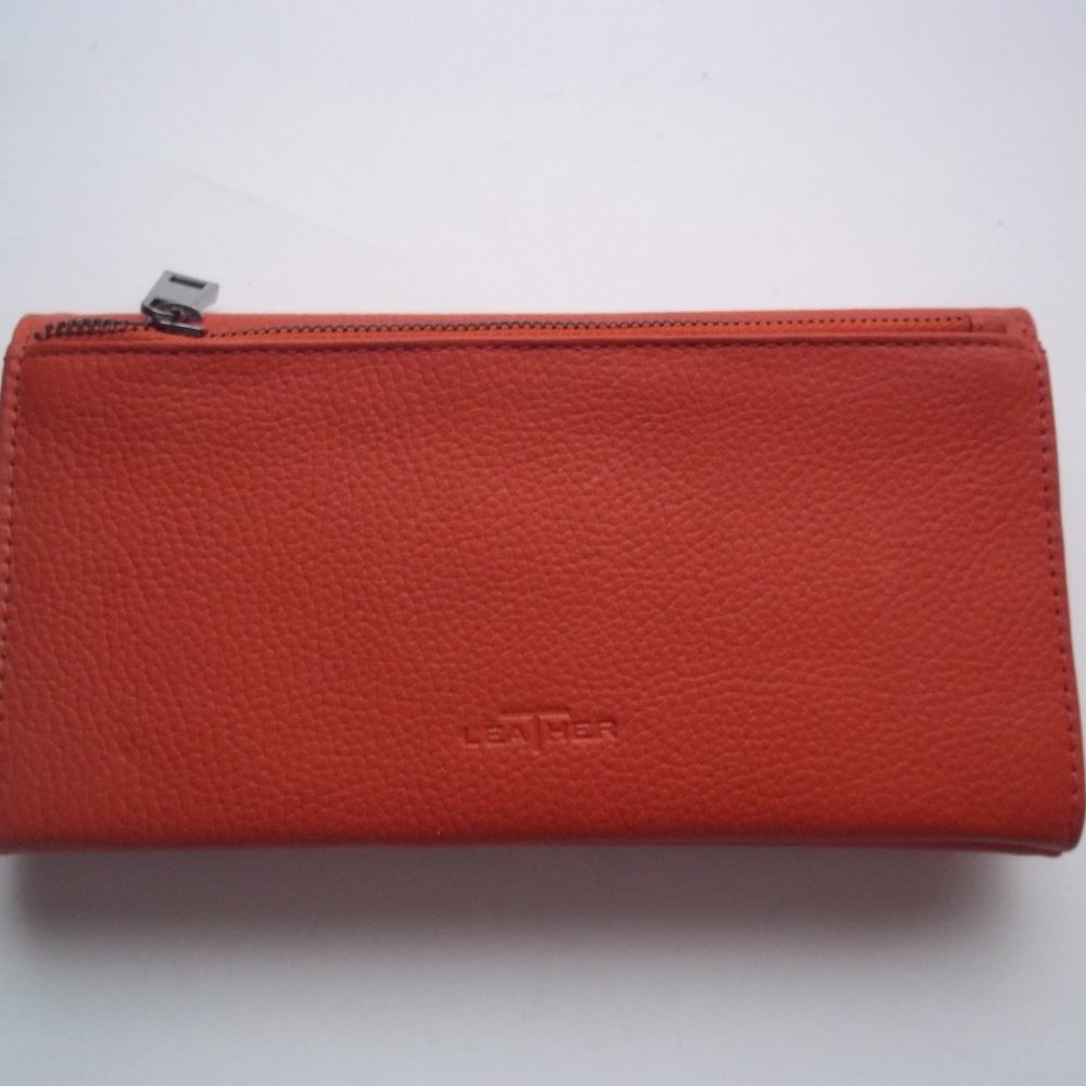 Tahari Leather SIENNA Flap Clutch Wallet NWOT - Picture 2 of 6